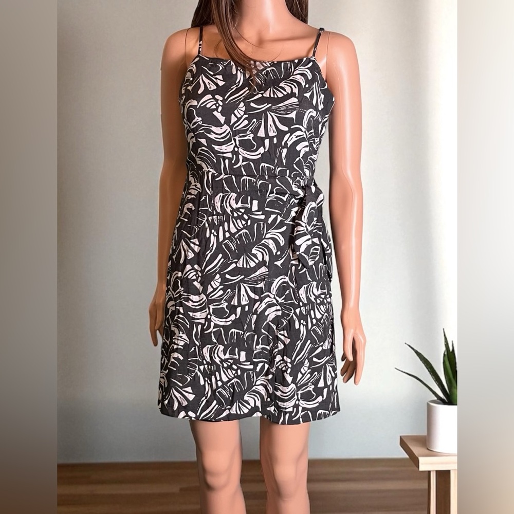 Nine West Dress. Size Small. Tropical. Side Tie. Sleeveless Rayon. Gray & White.